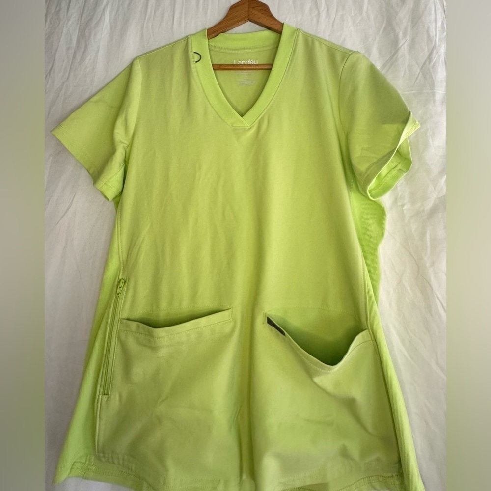 Landau Forward Women’s Green Scrub Top with Pockets size Medium - Picture 2 of 9